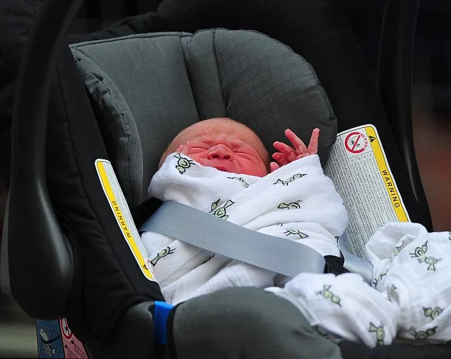 George Alexander Louis sehari setelah lahir @ dailymail.co.uk