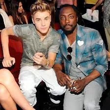 Justin Bieber dan will.i.am dalam sebuah kesempatan @hiphopwired.com