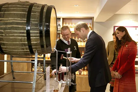 Antusiasme Pangeran William saat mengemas botol whisky @ dailymail.co.uk/PA