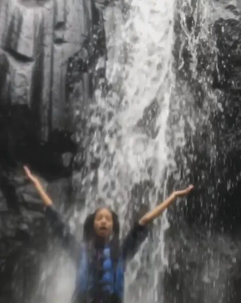 Willow nikmati air terjun di Bali © Instagram.com/willowsmith