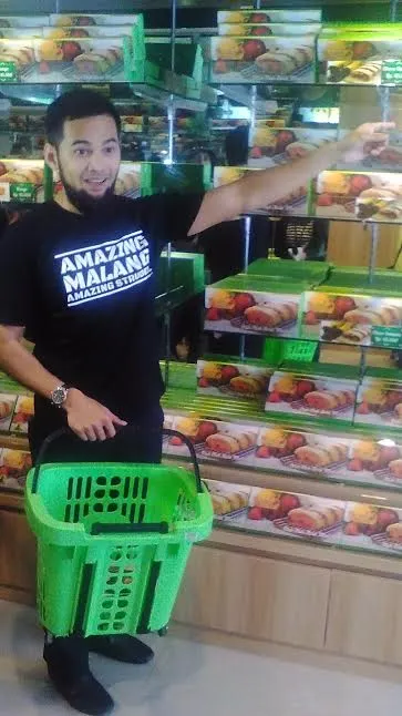 Wisnu di gerai barunya © Koleksi Pribadi