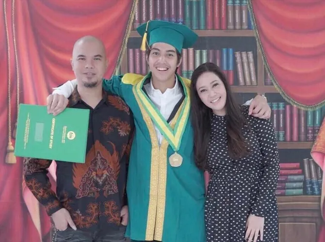Maia dan Dhani hadir dalam wisuda El (credit: instagram.com/elelrumi)