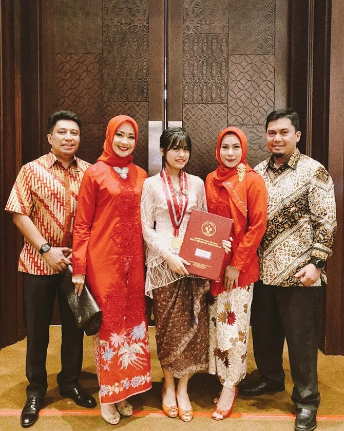 Saat wisuda Adjani (credit: instagram.com/namiradjani)