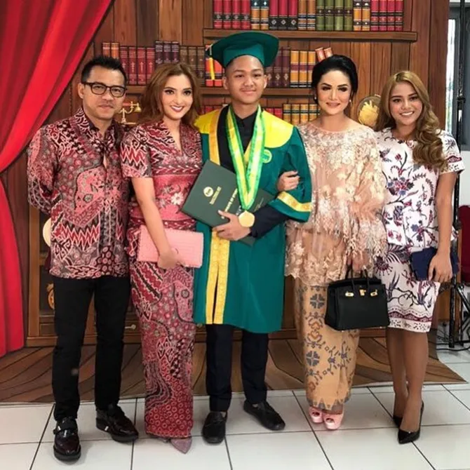 Azriel saat wisuda pelepasan SMA (credit: instagram.com/azriel_hermansyah)
