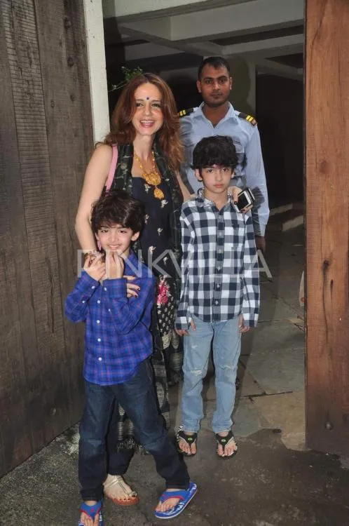 Sussanne dan Hrithik berbagi waktu bareng anak dengan akur. ©pinkvilla