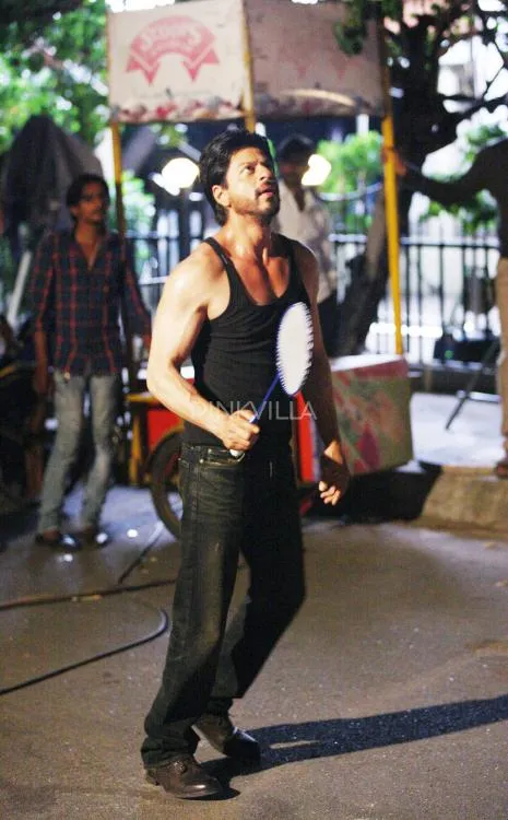 Shahrukh Khan badminton pakai jeans dan sepatu pantofel. ©pinkvilla