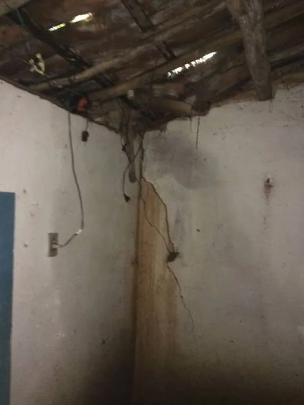 Kondisi bangunan 3x3 meter tersebut seadanya, Maria dibiarkan telanjang dan hanya diberi makan seadanya © mirror.co.uk