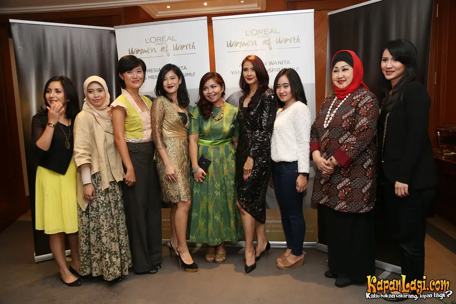 Dian Sastrowardoyo dan Maudy Koesnaedi saat menggadiri Women of Worth 2014. ©KapanLagi.com/Agus Apriyanto
