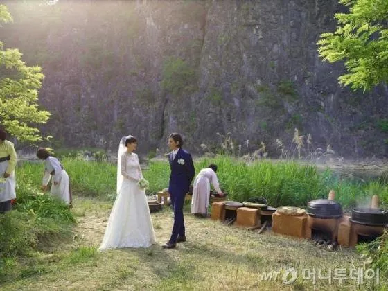 Foto pernikahan Won Bin dan Lee Na Young yang dianggap terlalu sempurna. ©naver.com