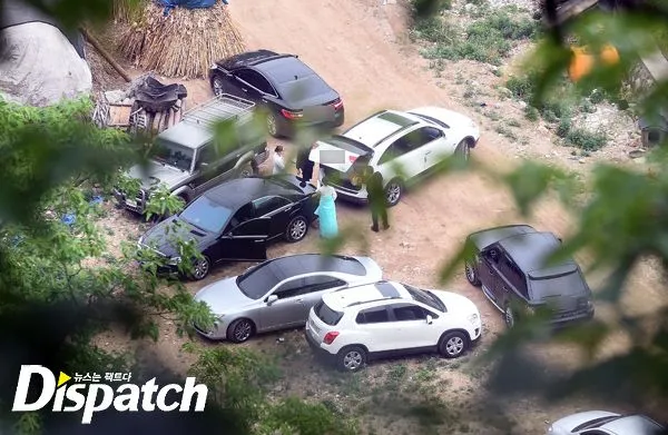 Keluarga Won Bin dan Lee Na Young saat hadir di pernikahan. ©Dispatch.co.kr