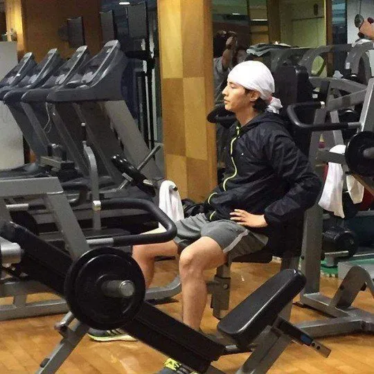 Won Bin tertangkap kamera fans sedang pergi nge-gym. ©allkpop.com
