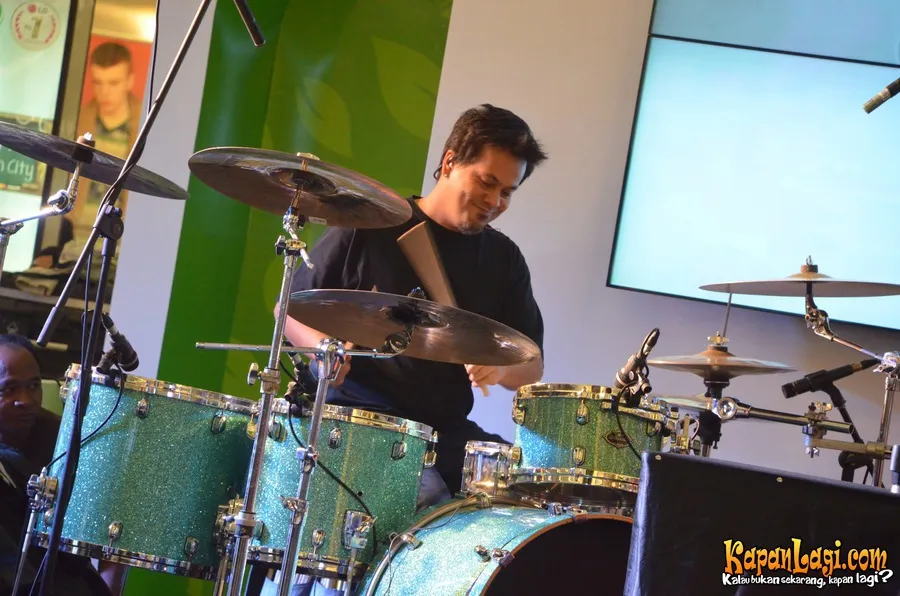 Rumah tangga sedang dilanda prahara, Wong Aksan tidak mengajar di sekolah musiknya.