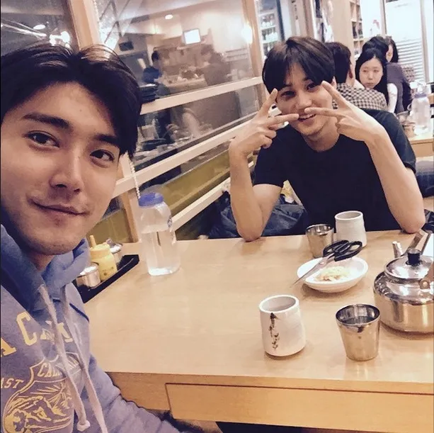 Siwon dan kai makan naengmyeon bareng © instagram.com/siwon1987