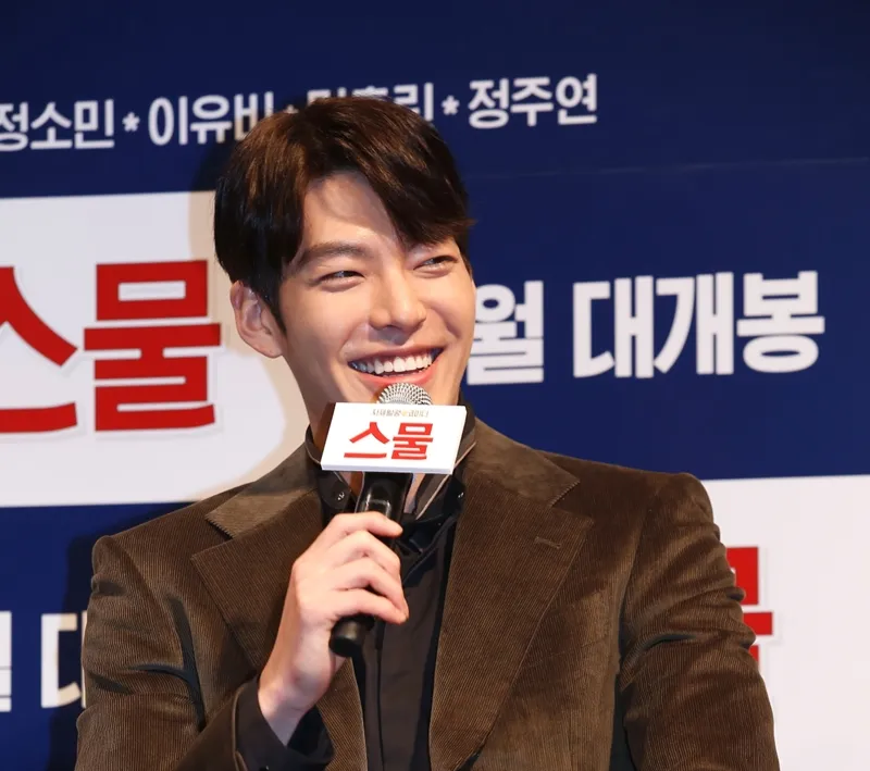 Kim Woo Bin saat menghadiri prescon premiere TWENTY. @soompi.com