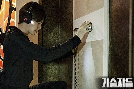 Aksi Kim Woo Bin saat berusaha membobol berangkas. @soompi.com