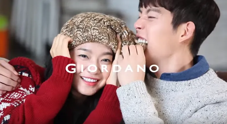 Kim Woo Bin dan Shin Min Ah yang makin mesra di proyek pemotretan bersama. ©soompi.com