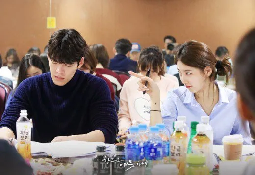 Kim Woo Bin dan Suzy Miss A di pembacaan naskah Uncontrollably Fond. ©hancinema.net