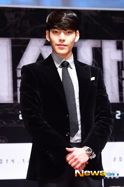 Kim Woo Bin saat menghadiri precon film terbarunya, THE TECHNISIANS. @newsen.com