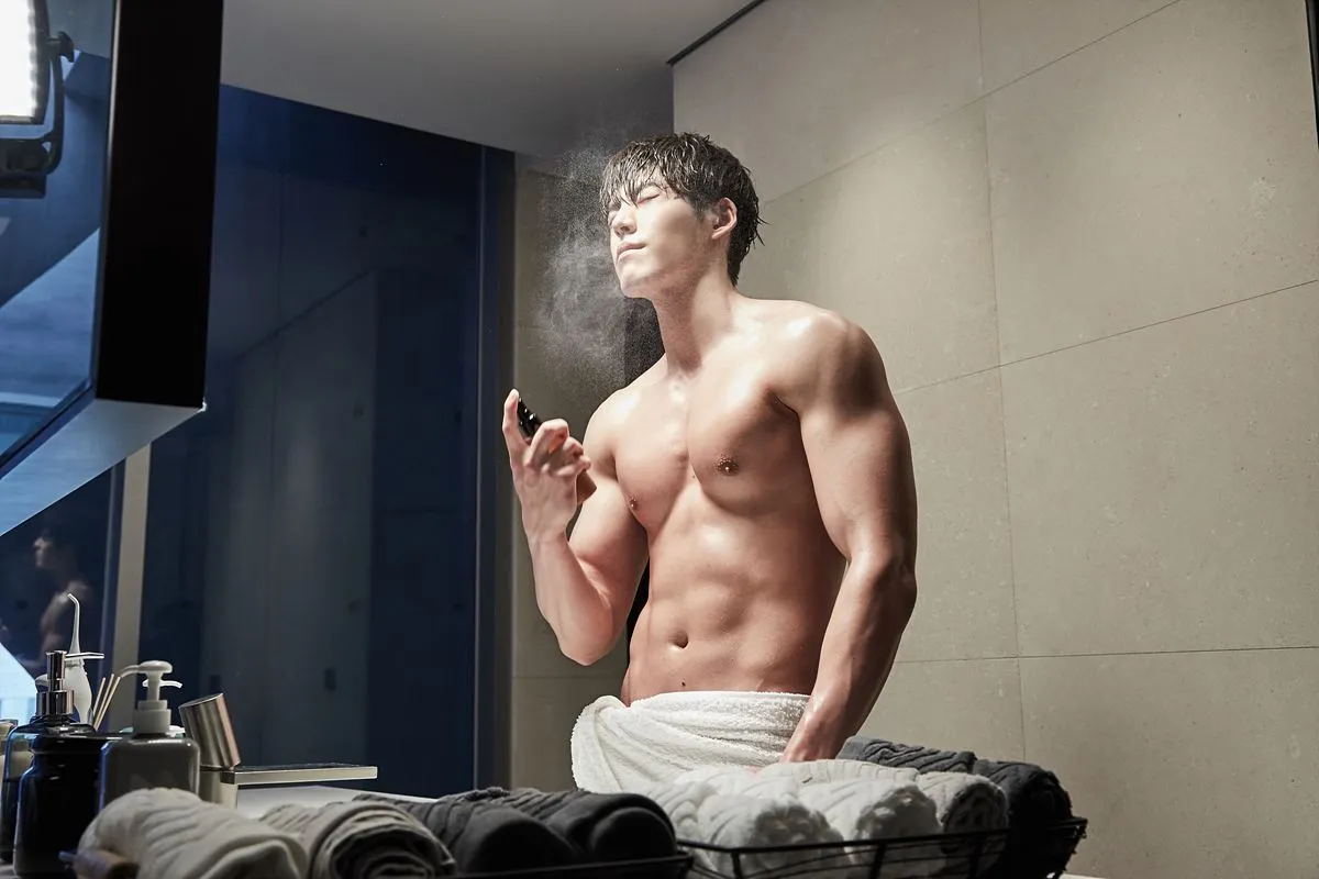 Kim Woo Bin diungkapkan mengalami cedera punggung karena terlalu banyak berolahraga. ©SBS