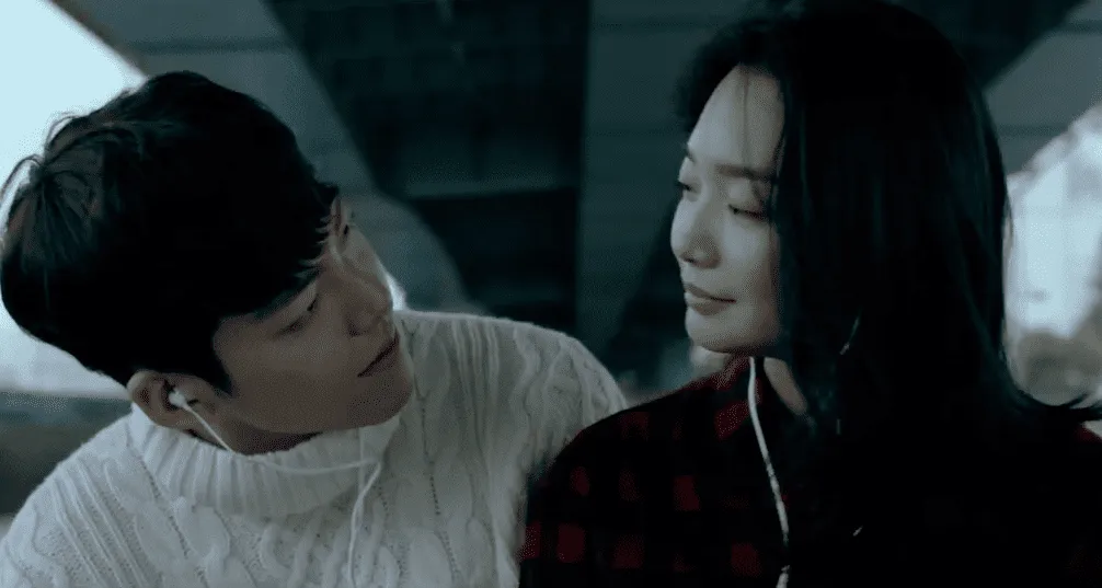 Shin Min Ah terlihat menemani Kim Woo Bin saat berobat. © soompi.com