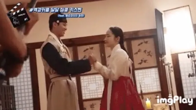 Yeon Woo Jin menggenggam tangan Park Min Young © MBC
