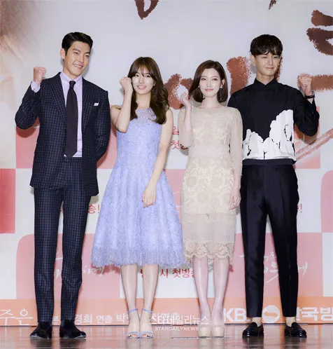 Bintang Uncontrolably Fond saat menghadiri event prescon, Senin (4/7). ©soompi.com