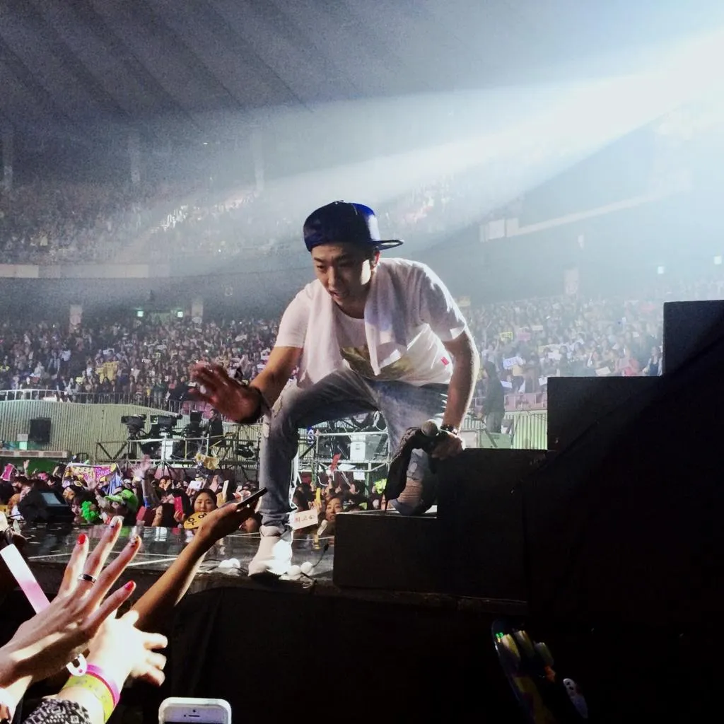 Meski sempat jatuh dari atas paggung, keadaan Wooyoung 2PM dinyatakan baik-baik saja. Foto by @besidewooyoung