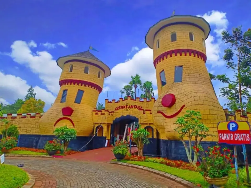 (c) Arena Fantasi Kota Bunga