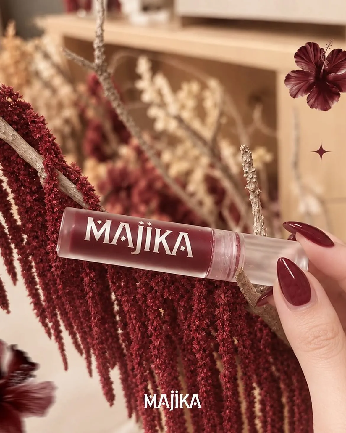 MAJIKA Unicorn Kiss Pink Glossy Lip Tint dengan sentuhan warna pink untuk tampil fresh. (c) Instagram/majika.official