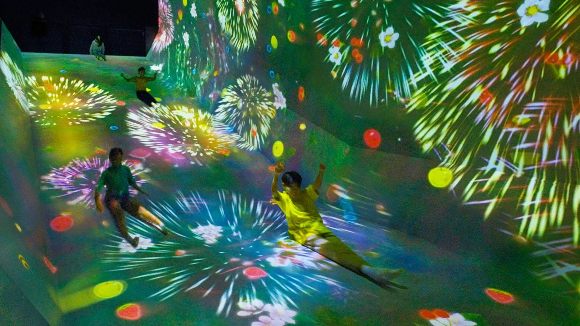 Sliding through the Fruit Field. (sumber: marinabaysands)