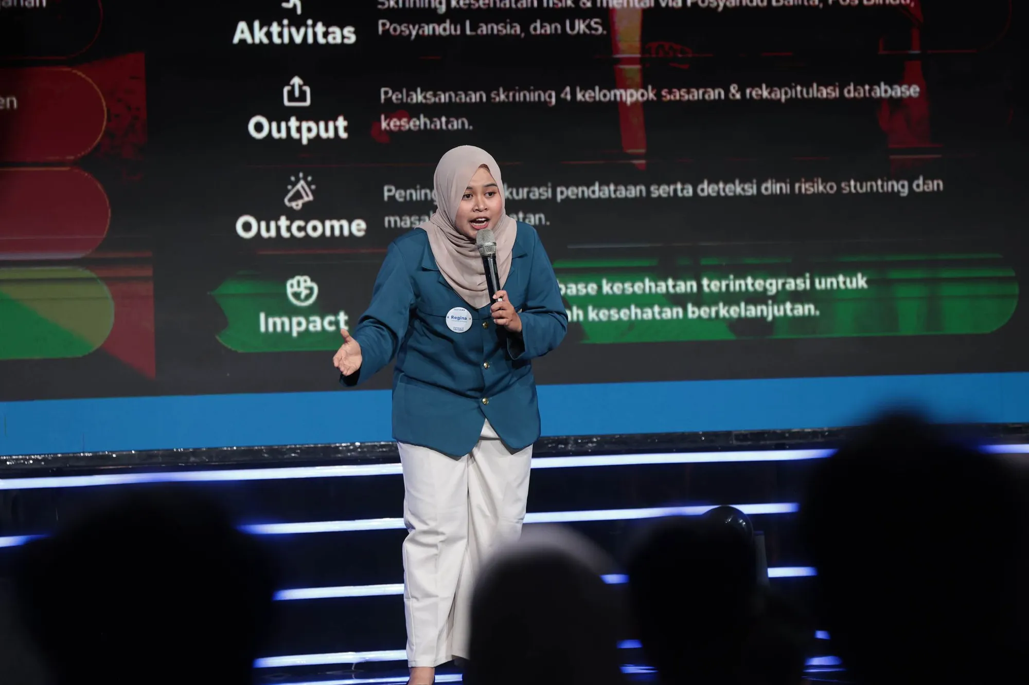 Regina dari tim Amerta Pertiwi melakukan presentasi final report. (c) KapanLagi/Budy Santoso