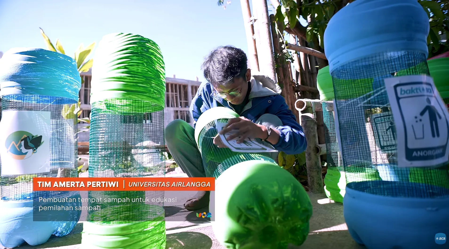 Tim Amerta Pertiwi membuat tempat sampah untuk edukasi masyarakat. 