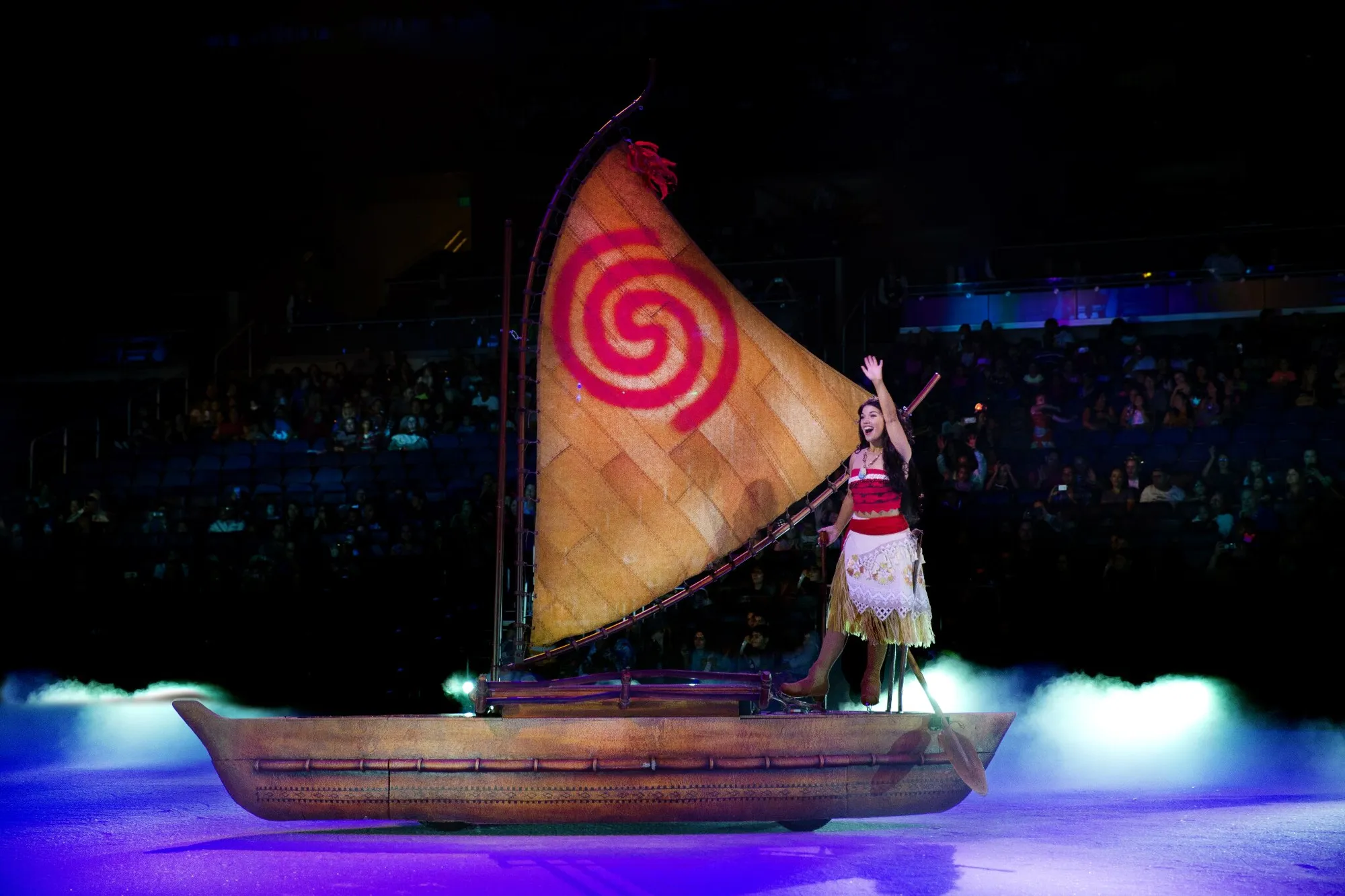 Aksi seru Moana berlayar di atas es. (sumber: Disney On Ice)