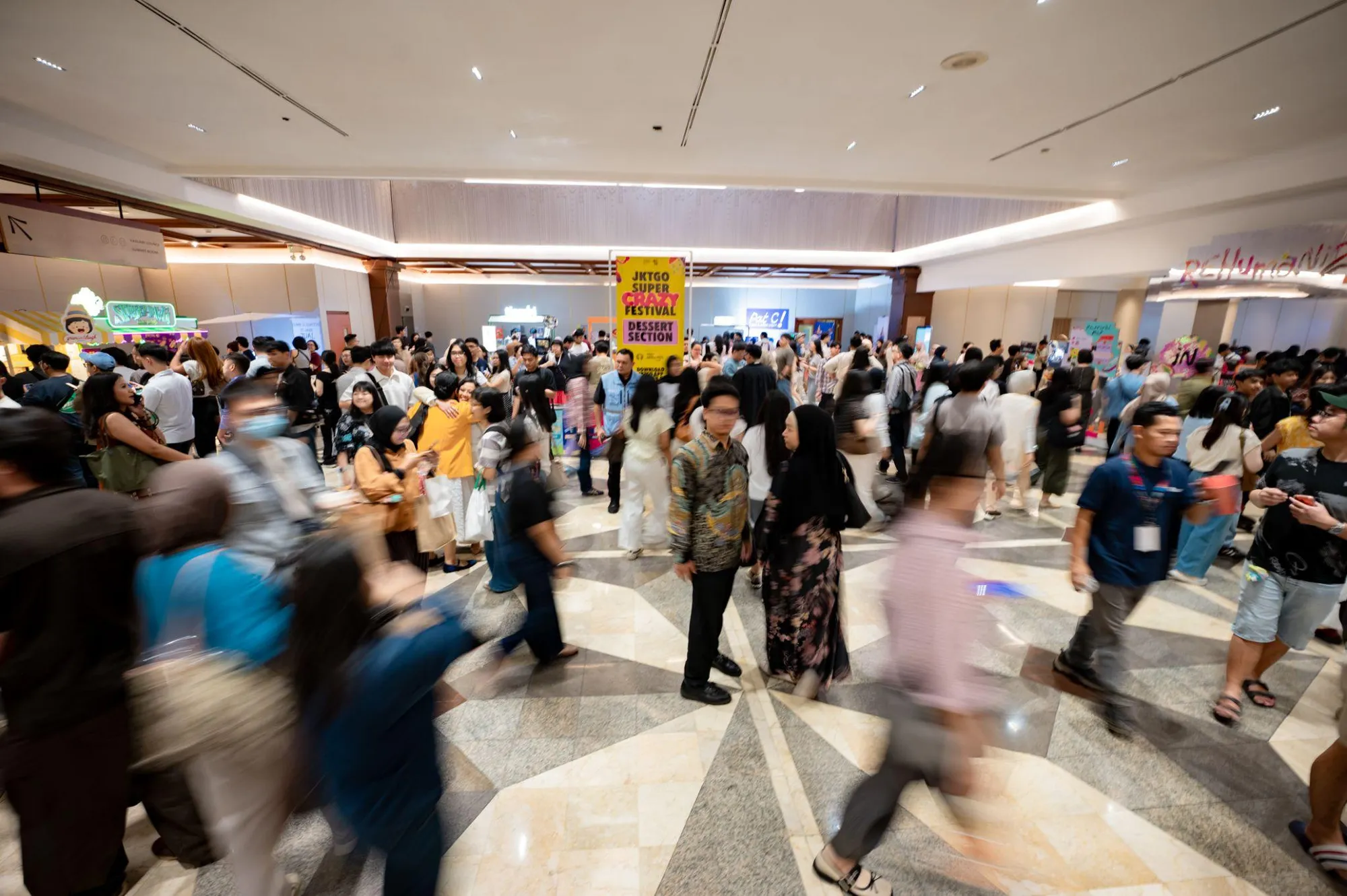 Para pengunjung menikmati berbagai segmen dari festival kreatif IdeaFest 2026. (c) Millematters