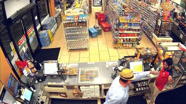 Akting merampok pria ini sangat meyakinkan sehingga pramuniaga pasrah-pasrah saja © mirror.co.uk