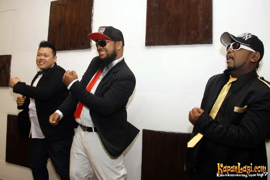 Meski lagu-lagu mereka nyeleneh, namun WoW menggarapnya dengan serius