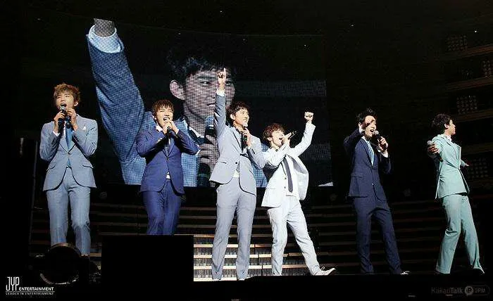 Jadwal sibuk 2PM tak membuat Taecyeon dan Jun.K mengesampingkan pendidikan ©en.korea.com