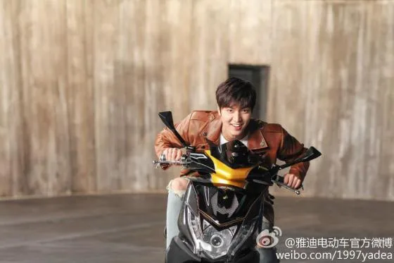 Lee Min Ho jadi pengendara motor. ©Soompi