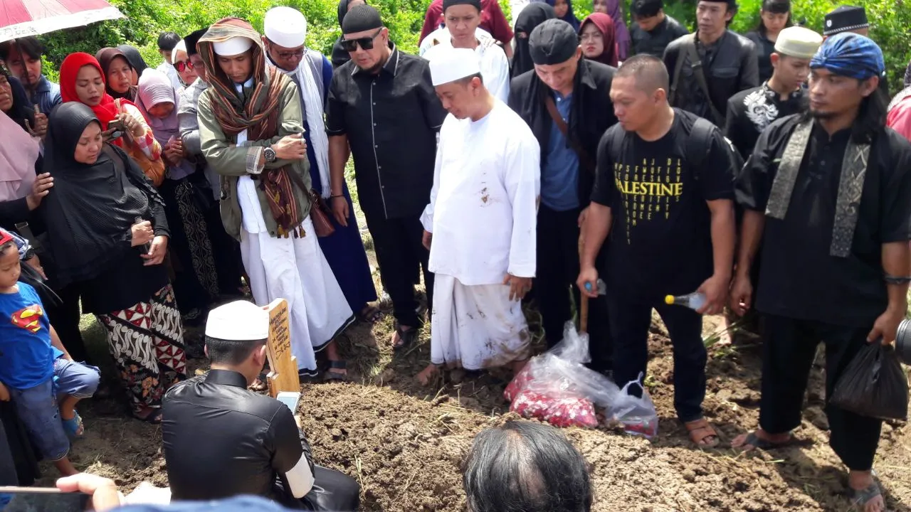 Pemakaman Wulan Mayasari, istri kedua Opick, Senin (19/3) ©KapanLagi.com/Fikri Alfi Rosyadi