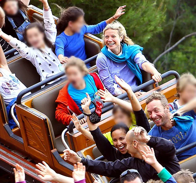 Chris, Gwyneth, dan kedua anaknya berlibur ke Disneyland ©splashnews.com