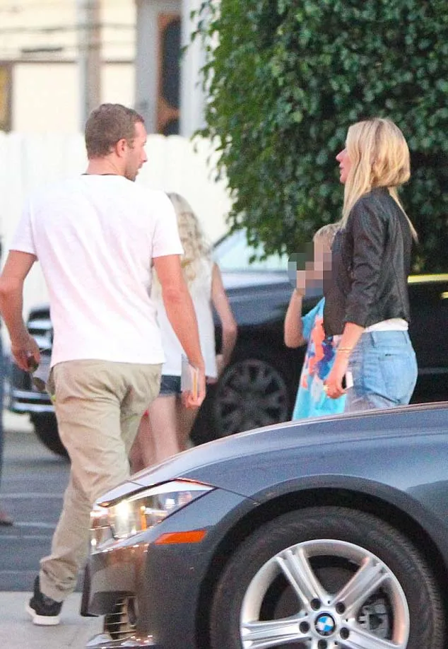 Makan siang bersama Apple dan Moses @ dailymail.co.uk