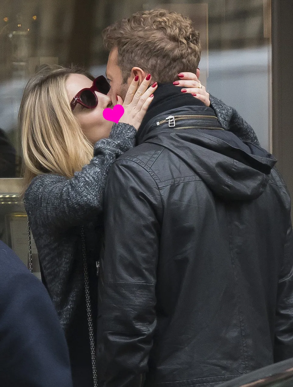 Annabelle dan Chris tertangkap ciuman di depan umum © dailymail.co.uk