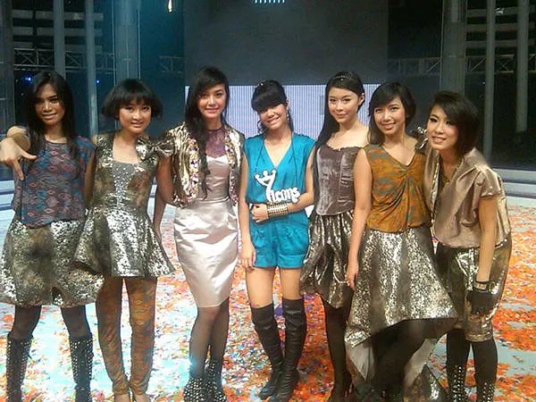 Uty (berbaju biru) member baru 7 Icons @7_ICONS