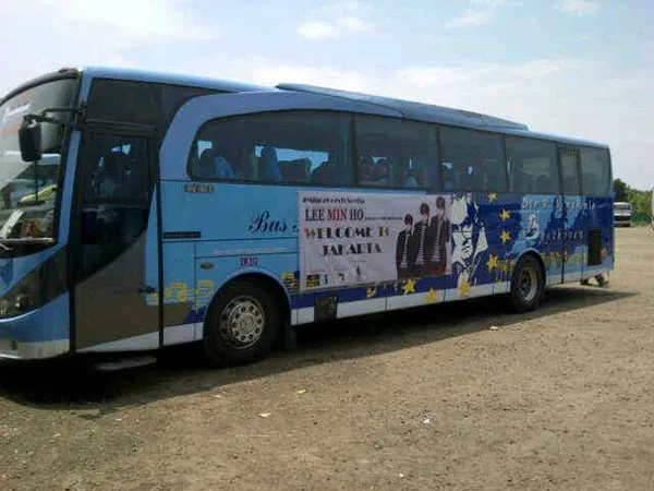 Bis yang berisi fans Lee Min Ho di bandara @mulymunial