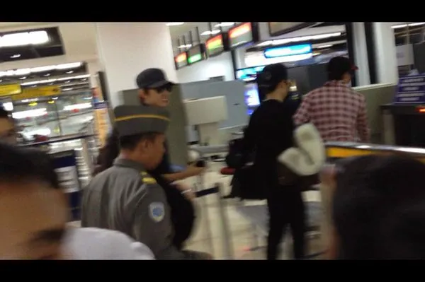 Taecyeon - Nichkhun tiba di bandara Soekarno Hatta, Jakarta ©Twitte @catherinewinata