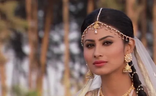 Sonarika merasa tak akan mampu bersaing dengan Mouni Roy. @lifeok