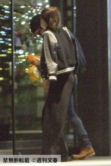 Foto yang diduga Seungri bersama dengan seorang wanita di hotel © Shukan Bunshun