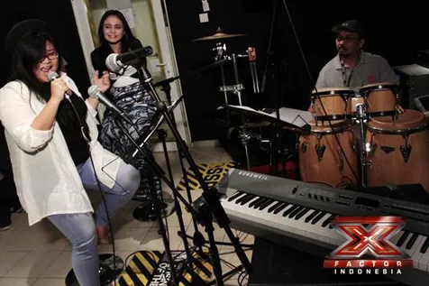 Shena dan Rossa saat latihan di SSR Jakarta ©xfactorindonesia.com