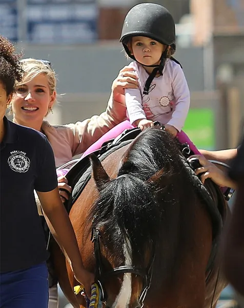 Aksi lucu India Hemsworth saat menunggang kuda, bikin gemas! @ dailymail.co.uk