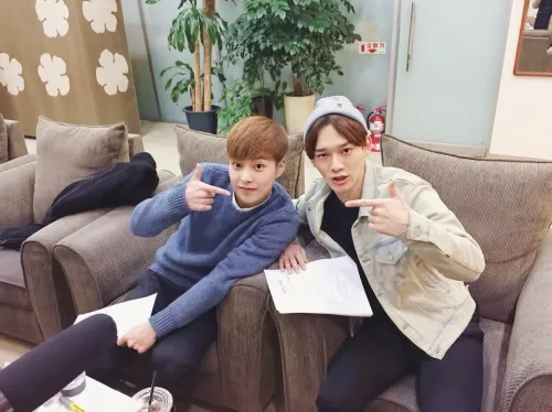 Chen dan Xiumin di Kiss The Radio © KTR website